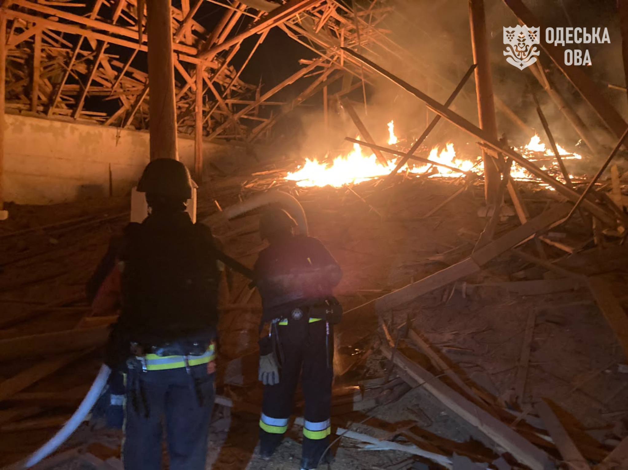 Вночі окупанти масовано атакували Одещину: пошкоджено медзаклад, магазин, готель та склад, є загиблий