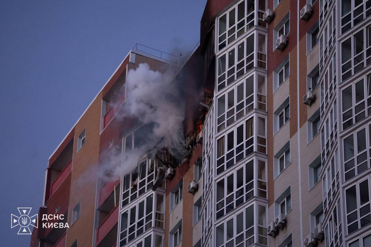Рашисти вдарили по будинку в Києві: загинула людина, 2 особи постраждали