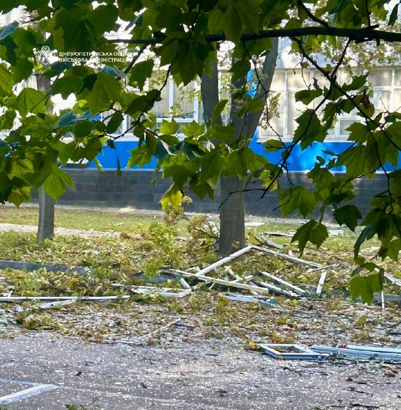 Ворог завдав удару по компанії зв’язку у середмісті Дніпра: спалахнула пожежа