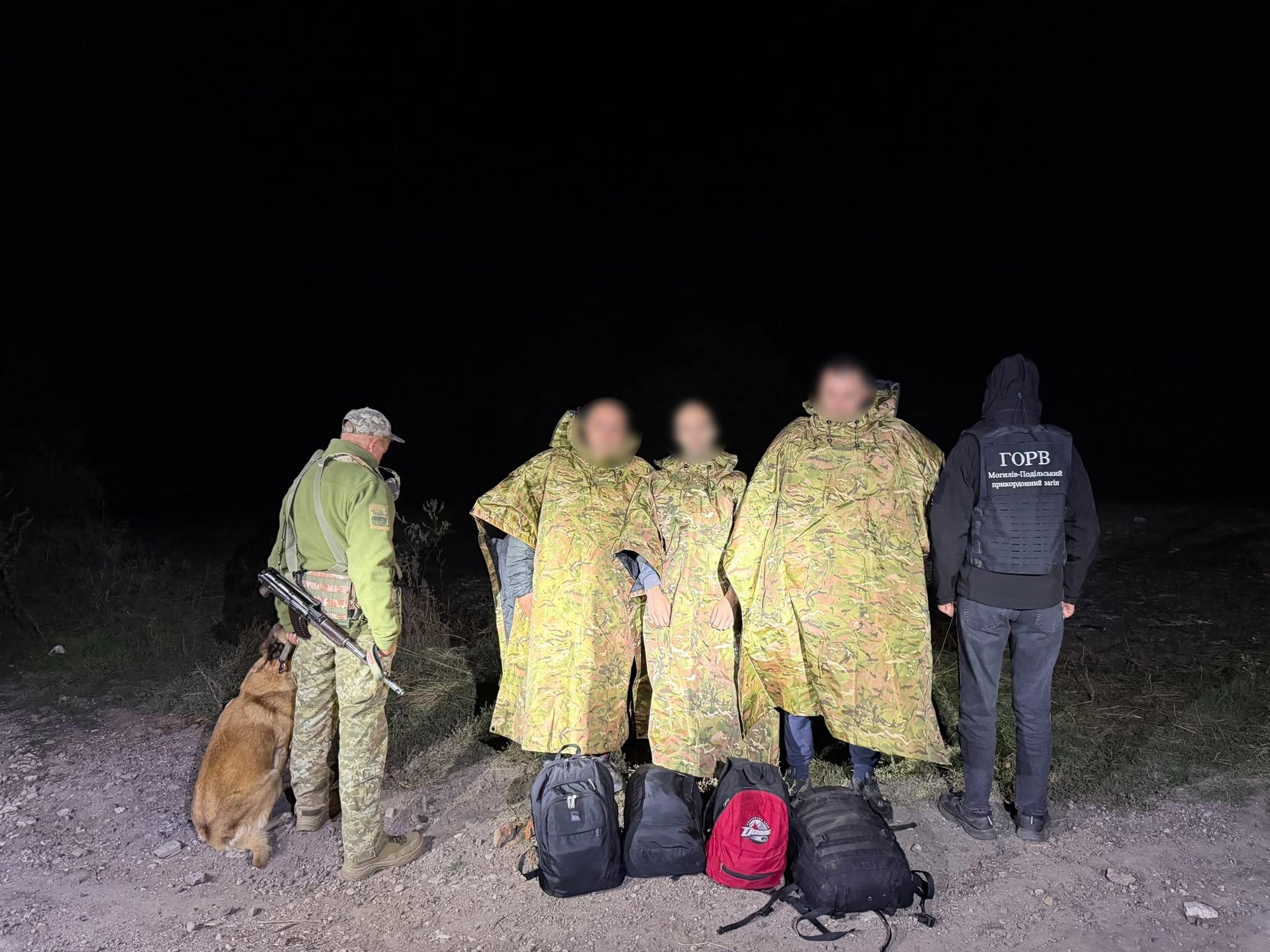 Троє чоловіків у антитепловізійних плащах намагалися перетнути кордон на Вінниччині